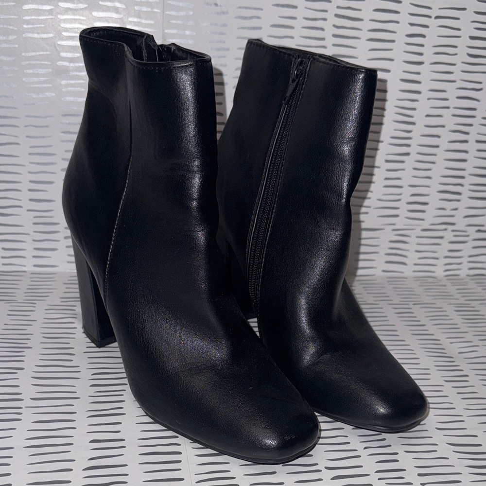 Rouge Helium Sleek Black Ankle Boots